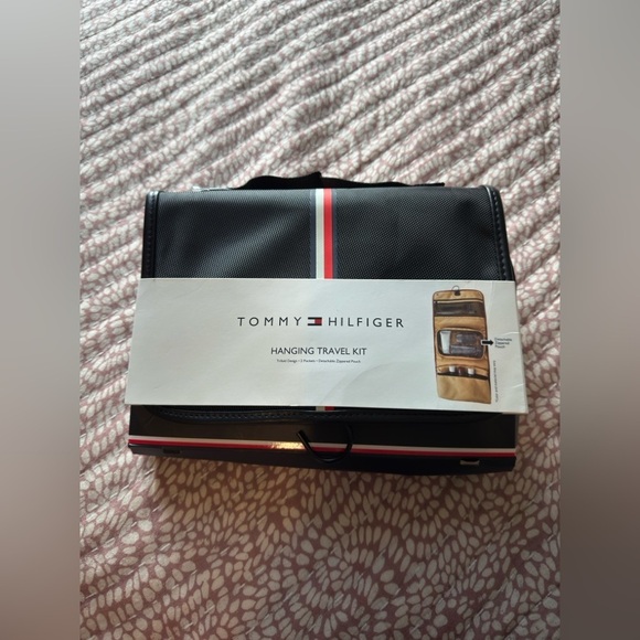 Tommy Hilfiger Hanging Travel Kit – Black with Signature Stripe - Picture 6 of 12
